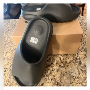 ❌SOLD❌SOLD❌NWOT YEEZY SLIDE BLACK